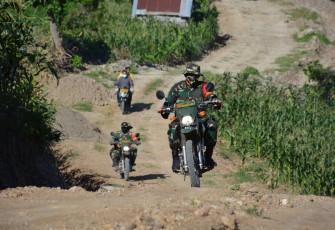Tunggangi "Kuda Besi" Trail Dandim 1425/Jeneponto Jajal Lokasi TMMD