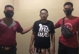 Tersangka (tengah) saat diamankan
