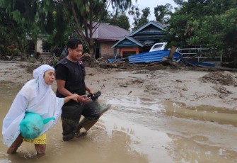 Harlinda Terisak Lihat Rumahnya Terendam Lumpur Akibat Banjir Bandang Luwu Utara