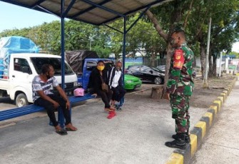 Babinsa saat berikan paham kepada calon penumpang terkait covid-19