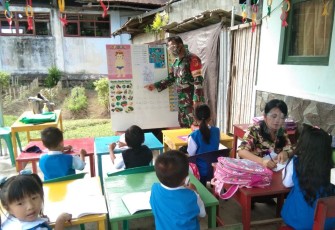 Babinsa Ajak Anak-Anak TK Rajin Belajar Serta Patuh Kepada Orang Tua
