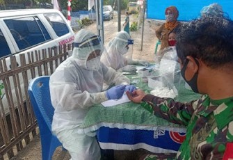 Babinsa Dampingi Tenaga Medis Lakukan Tes Cepat