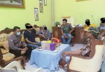 Bhabinkamtimbmas dan Babinsa Bersama Kades di Sukaraja Damaikan Warga Berselisih
