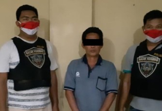 Tersangka (tengah) saat diamankan