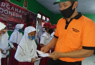 Kades Sukolilan Berikan Beasiswa Pada 42 Anak Berprestasi