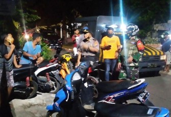 Personil gabungan saat berikan himbau kepada masyarakat terkait bahasa covid-19