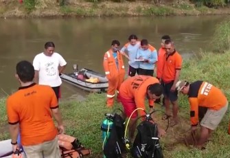 Tim SAR Gabungan melakukan pencarian terhadap bocah tenggelam di sungai Bengawan Solo.