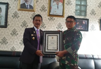 Bupati Bengkulu Tengah Ferry Ramli Terima Penghargaan Dari Pangdam II Sriwijaya