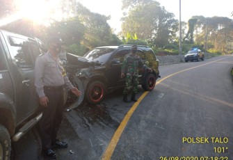Bhabinsa dan Bhabinkamtibmas Polsek Talo Bersinergi Bantu Masyarakat Alami Laka Lantas