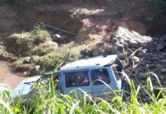 Mobil kijang super pasca terjun ke sungai