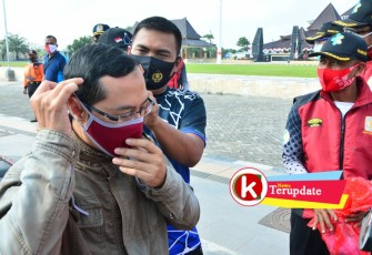 Dandim 0808/Blitar Letkol Arh Dian Musriyanto saat Memakaikan Masker kepada Warga (foto: Faisal NR / Klikwarta.com) 