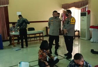 Kapolres Musirawas AKBP Efrannedy meninjau Rapid Test terhadap 103 Casis Bintara di Aula Polres Musirawas Jumat (22/8)