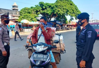 Tim KBR Gegana Brimob Bengkulu Ingatkan Warga Pentingnya Patuhi Protokol Kesehatan