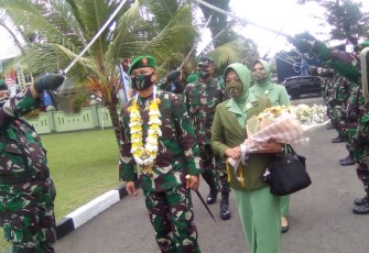 Penyambutan Dandim 1310/Bitung Letkol Inf.Beny Lesmana SE bersama Istri oleh Dandim Lama Letkol Inf.Kusnandar Hidayat S.Sos Bersama pejabat dan anggota kodim