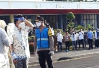 Wako Lubuklinggau H SN Prana Sohe saat hendak terbang ke Jakarta dari Bandara Silampari masih terpasang Infus ditangannya dan menggunakan Alat Pelindungmu Diri (APD). Rabu(19/8)