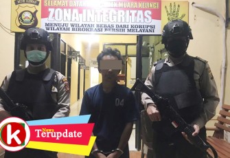 Tersangka (diborgol) saat diamankan