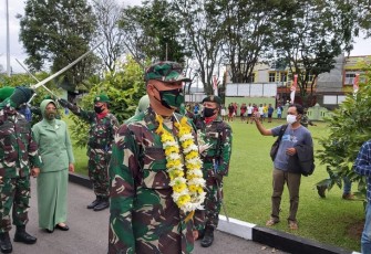 Letkol INF Kusnandar Hidayat saat tinggalkan Makodim 1310/Bitung dengan iringan pedang Pora