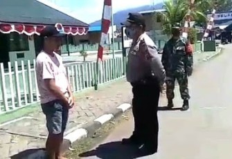 Foto Kata lembeh dan personil Koramil 1310-02/lembeh saat memberikan sanksi kepada warga yang kedapatan tidak memakai masker