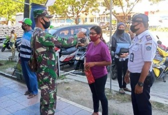 Personil Koramil 1301/Bitung bersama Dishub kota Bitung lakukan pemeriksaan suhu tubuh kepada warga
