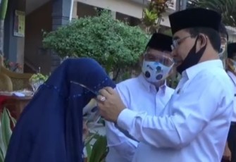 HomeRejang LebongBupati Ahmad Hijazi, Secara Simbolis Bagikan 147 Ribu Masker Dan Face Shield Bupati Ahmad Hijazi, Secara Simbolis Bagikan 147 Ribu Masker Dan Face Shield Sarana PublikAugust 26, 2020  Bupati Ijazih Pasangkan Masker Ke Siswi