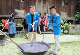 Mahasiswa KKN UIN Suska saat ikut membuat Bubur 'Asyuro'
