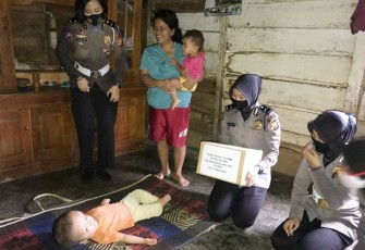 Polwan beri paket sembako ke Daniel yang berumur 3 tahun pengidap hidrocephalus
