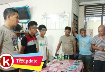 Kedua terduga pelaku saat diamankan beserta barang bukti Upal