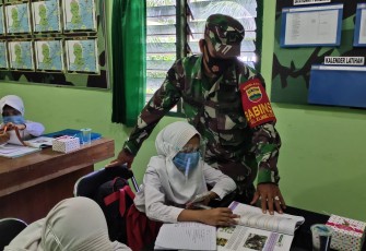 Anak-anak Belajar Online Gunakan Ruangan dan Fasilitas Wifi Koramil 02/Bintim