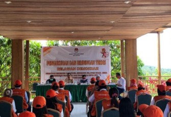 Relawan demokrasi saat ikut kegiatan pengukuhan dan bimtek yang di laksanakan oleh KPU Bitung