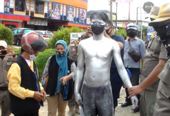 Manusia Silverman Diamankan Petugas Satpol PP Kota Bengkulu 