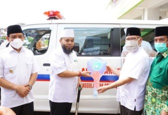 Wali Kota Bengkulu Helmi Hasan Serahkan Langsung Bantuan Ambulans Pada Rektor UMB 