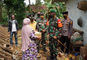 Warga Terdampak Anggin Puting Beliung Mendapat Bingkisan Sembako dari Pangdam IV/Diponegoro
