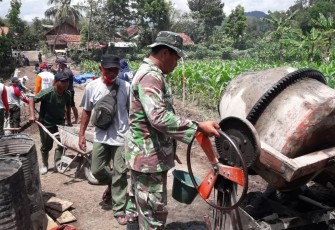 Prajurit Satgas TMMD bekerja sama dengan warga dalam pembuatan talut di Dukuh Kedung Kandri Desa Kalinusu Brebes Minggu 27/9/2020