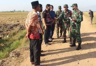 Danrem 073 Makutarama Salatiga, Kolonel infanteri Ari Yulianto, didampingi Dandim 0715 Kendal Letkol IMan Widiarto melakukan pengecekan lokasi kegiatan Tentara Manunggal Masuk Desa (TMMD) reguler yang ke 109 tahun 2020 yang akan dilaksanakan di Dusun Pening Desa Sendangkulon Kecamatan Kangkung Kendal. 