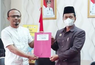 Dr Ferry Ramli (kanan) Terima SK Dewan Penasihat SMSI 
