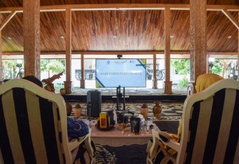 Pemberian Penghargaan Natamukti Oleh Menkop UKM kepada Bupati Purwakarta Melalui Video Conference