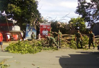 Anggota kodim saat bersih dahan pohon tumbang