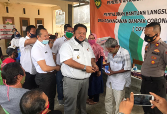 Wakil Bupati Bengkulu Selatan Rifai Tajuddin Salurkan Bantuan Sosial Tunai 