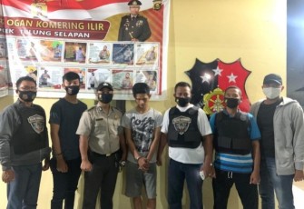 Tersangka (diborgol) saat diamankan