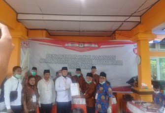 Bapaslon Lis-Herli saat serahkan berkas ke KPU
