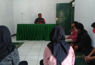 Proses Pembelajaran Para Siswa Didampingi Langsung Anggota Babinsa Koramil 1905/Jtl Peltu Geger Yudianto. (Foto: klikwarta.com)