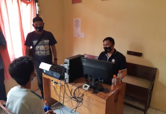 Tersangka saat diperiksa penyidik