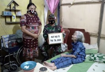 Babinsa Danowudu Serka James Posumah bersama istri saat berikan talk asih dari kodim ke ibu janda purnawirawan TNI