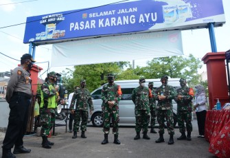 Kolonel Pnb Aldrin Petrus Mongan, S.T.M.Hum.,M.Han, Paban I/Ren Sops TNI meninjau dan mengevaluasi penegakan pendisiplinan protokol  kesehatan di Pasar Karangayu  Tlogosari. Rabu, 30/9/2020