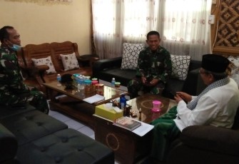 Dandim 0619 Letkol Arm Krisrantau Hermawan didampingi Danramil 1906 Kapten Arm Amarudin bersilaturahmi ke Pimpinan Ponpes Al - Muhajirin Purwakarta KH. Abun Bunyamin