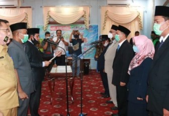 Plt Wali Kota Bengkulu Dedy Wahyudi Melantik Pengurus PT BPRS Fadhilah 