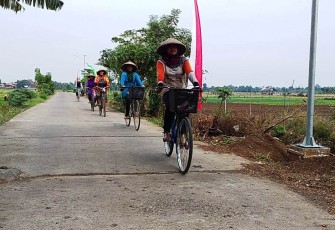 Warga Sendang Kulon saat melewati jalan hasil TMMD dengan rasa senang, Sabtu 24/10/2020