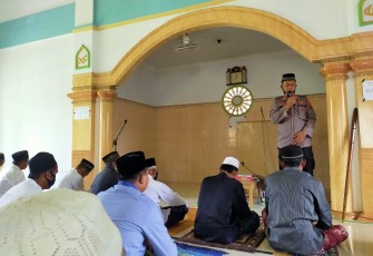 Kapolsek Tersono Polres Batang AKP Akhmad Almunasifi bersama Wakapolsek Iptu Margo melaksanakan Safari Jumat Keliling di Masjid Nurul Huda Desa Tegalombo kecamatan Tersono kabupaten Batang,  Jumat (30/10/2020).