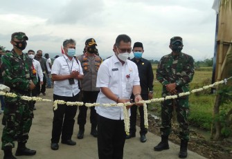 Sekda Kabupaten Kendal Moh. Toha melakukan pemotongan pita di jalan penghubung Dukuh Pening dan Desa Sendang Kulon, Rabu 21/10/2020.