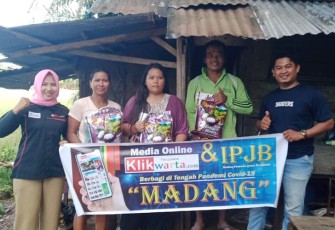 Penyaluran bantuan beras